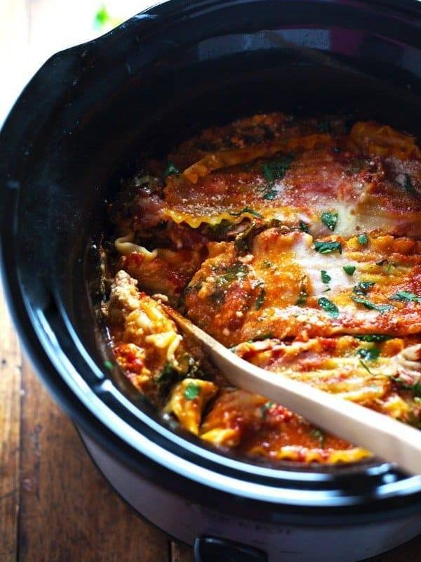 Super Easy Skinny Veggie Crockpot Lasagna - a handful of simple ingredients for a healthy family dinner. | https://global-wellness.site