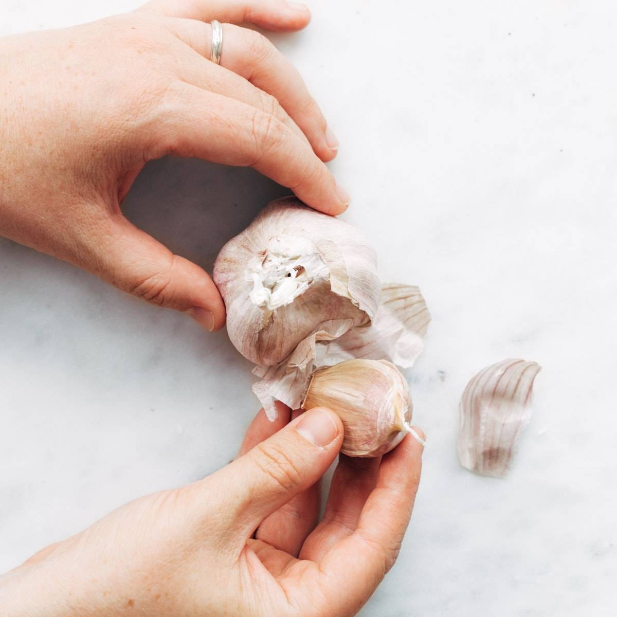 How to peel garlic represented in a photo.