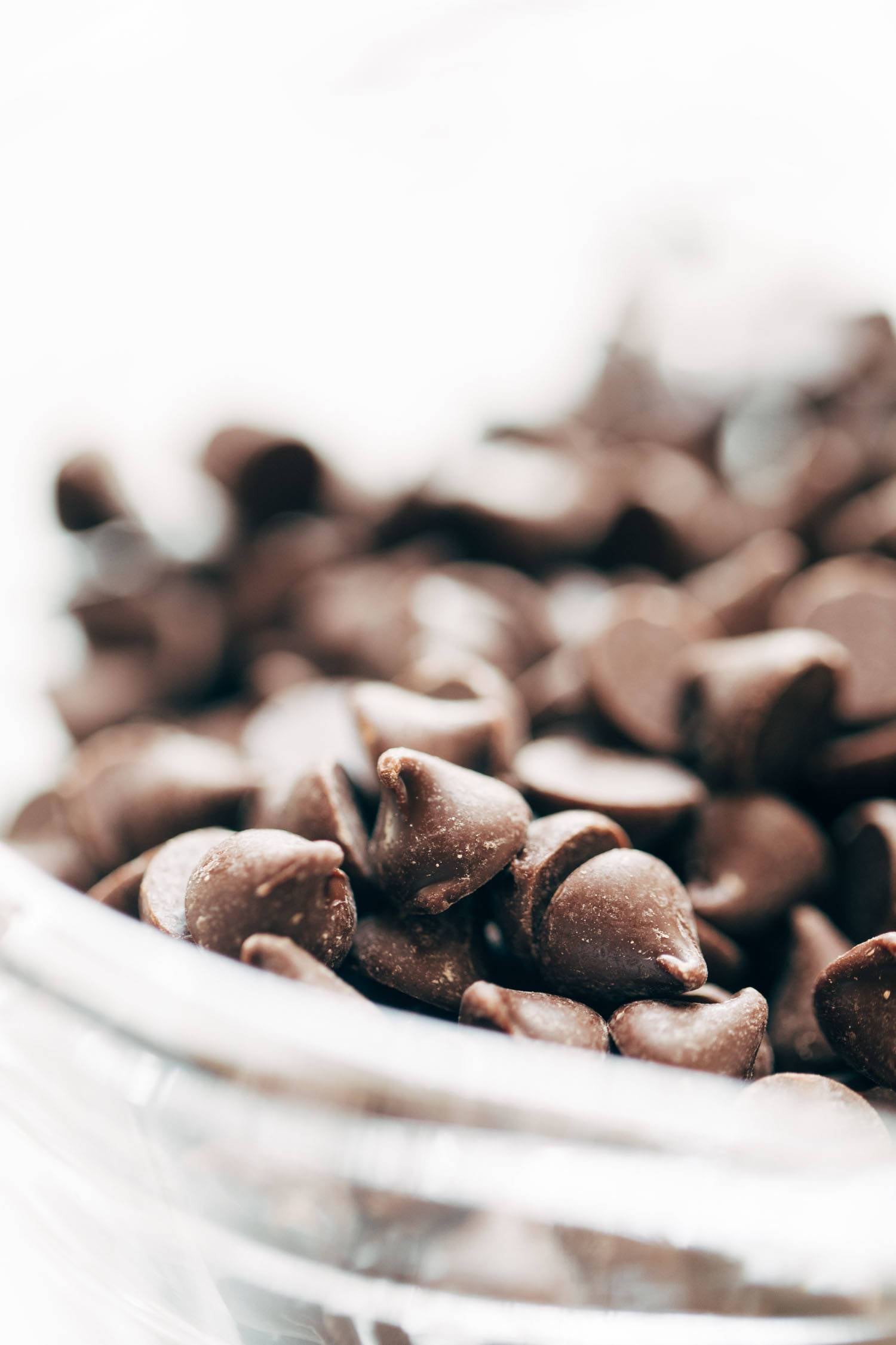 This no-bake vegan chocolate pie only requires five ingredients! Kinda like a French Silk Pie, but better for you. Vegan / Dairy Free / Gluten Free | pinchofyum.com